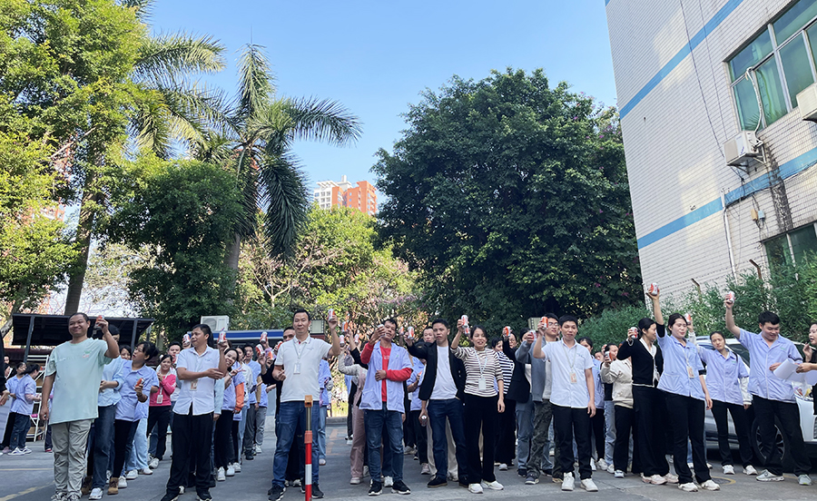 ”聚力同行 繩彩飛揚“~拔河比賽在黄瓜视频色情APP入口观看人的一聲聲呐喊助威中圓滿結束！
